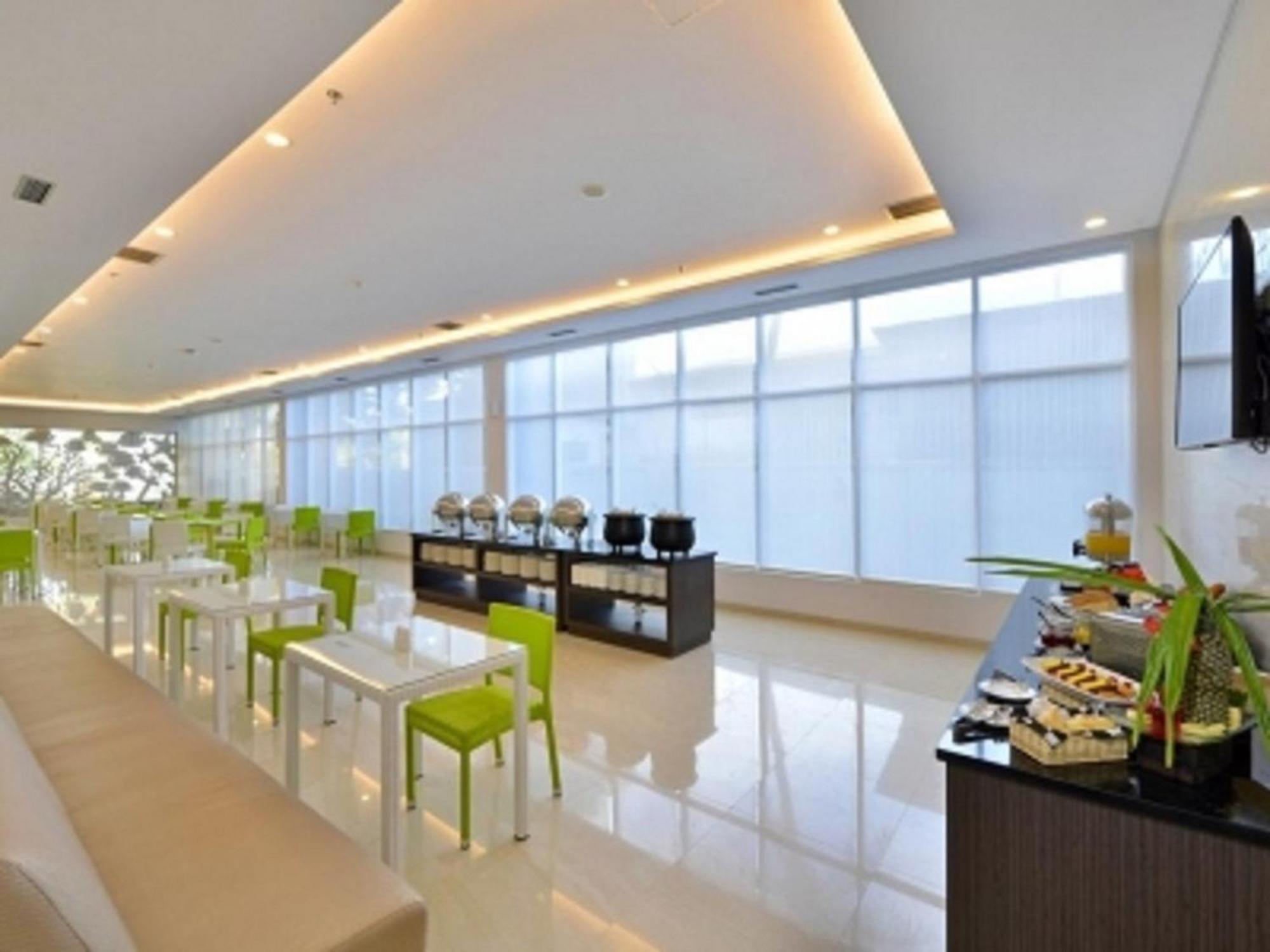 Whiz Prime Hotel Sudirman Cilacap Buitenkant foto