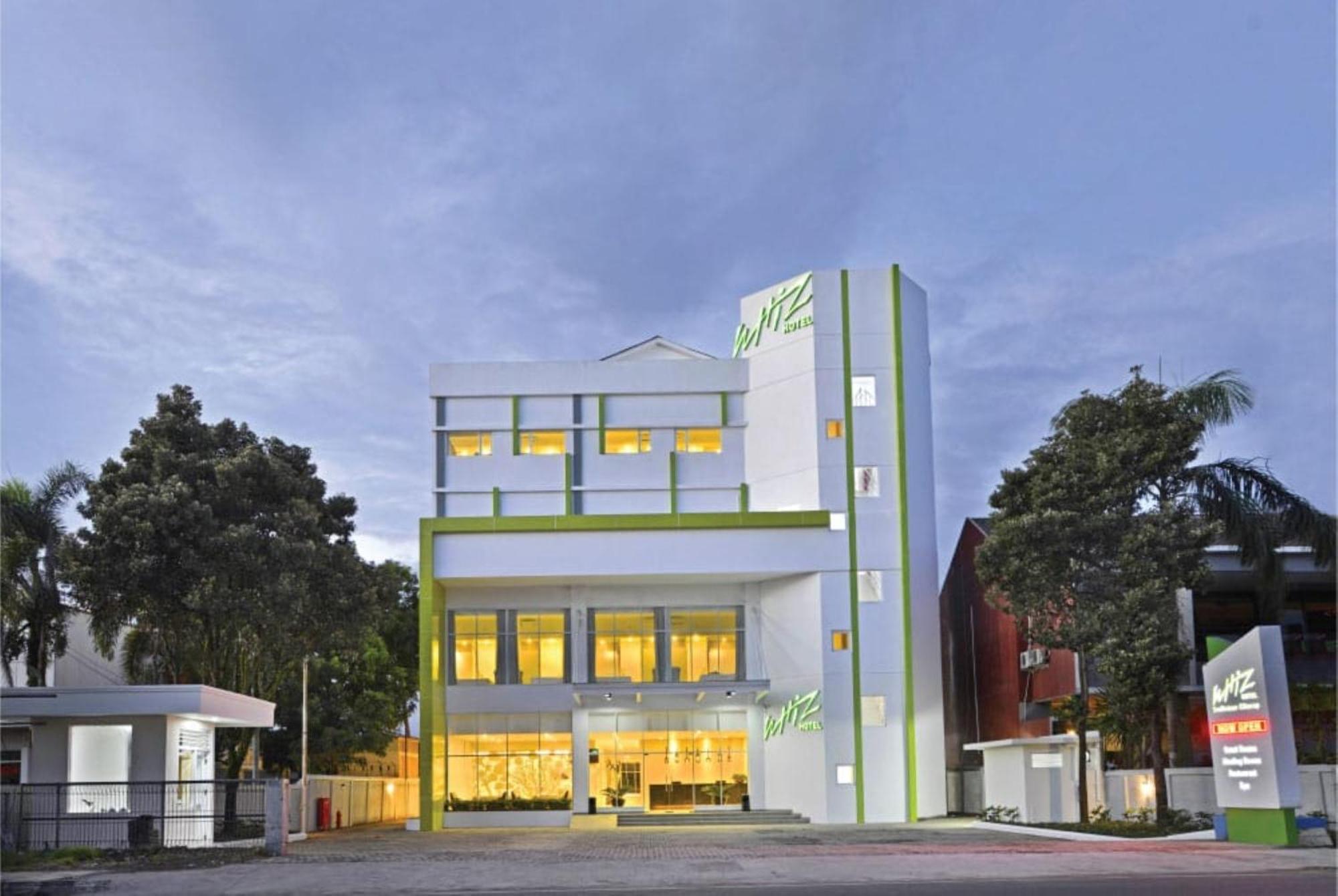 Whiz Prime Hotel Sudirman Cilacap Buitenkant foto