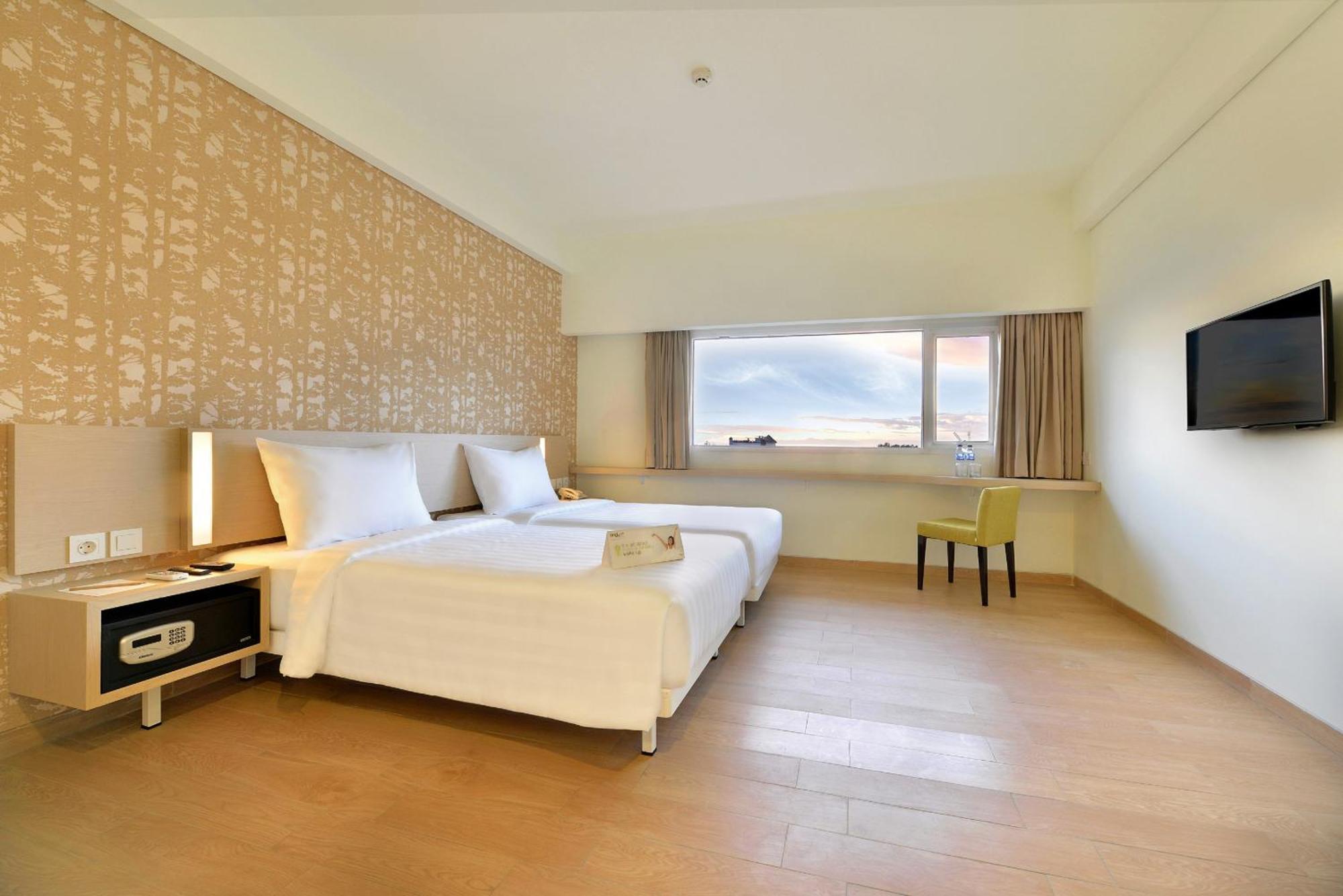 Whiz Prime Hotel Sudirman Cilacap Buitenkant foto