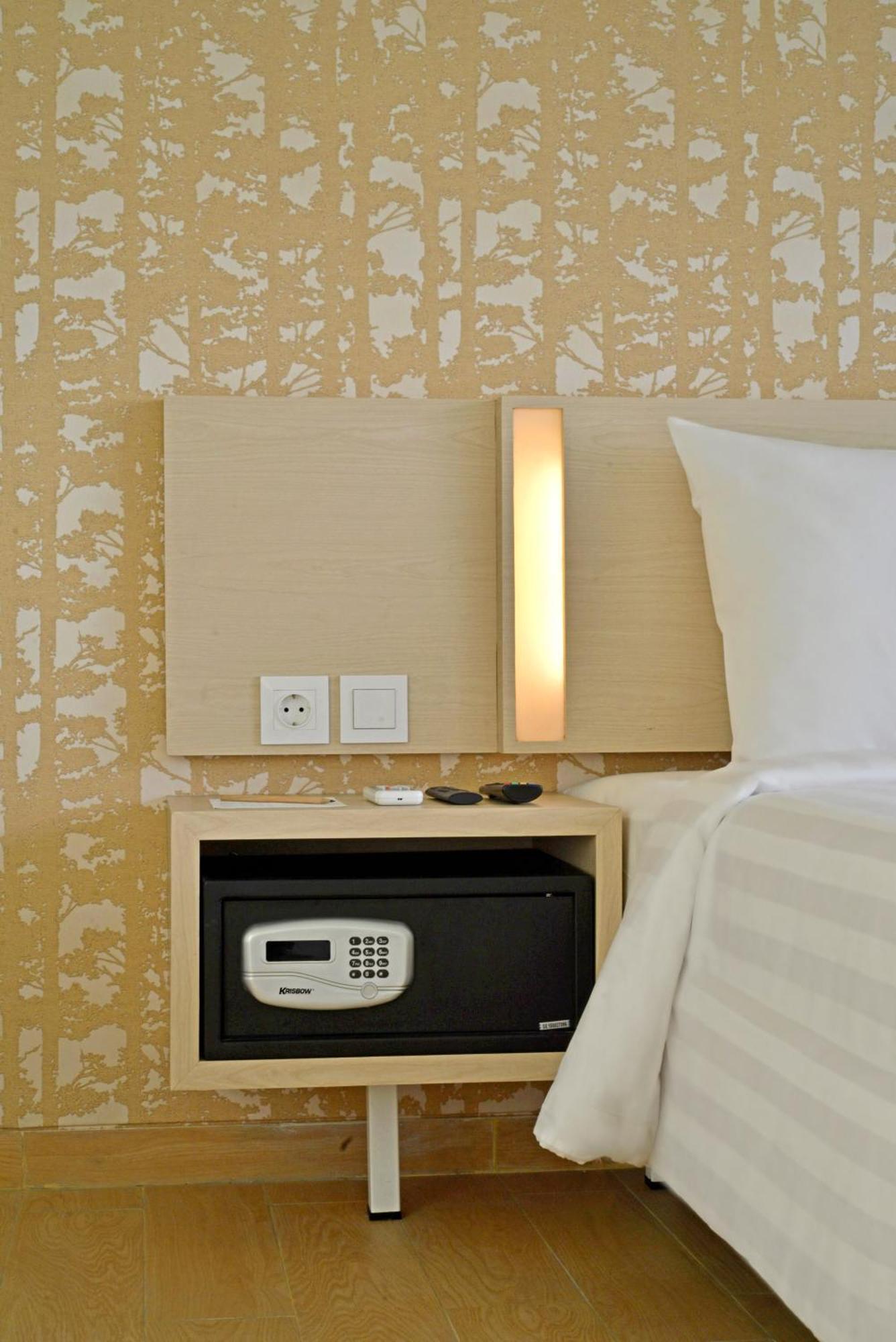 Whiz Prime Hotel Sudirman Cilacap Buitenkant foto